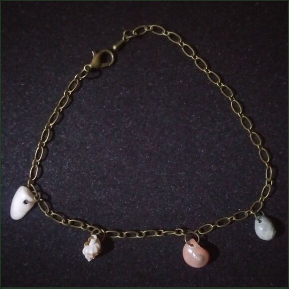 Shell charm bracelet - Picture 1 of 1